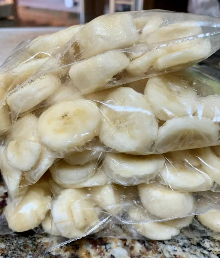 sliced bananas in bags to freeze